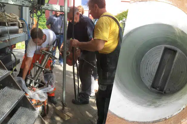 Unter den interessierten Blicken einiger Kollegen umliegender Abwasserbetriebe wurde der Schlauchliner in den sanierungsbedürftigen Schacht eingelassen (l.), das gute Ergebnis (r.) überzeugte nicht nur die Gemeindewerke Wilnsdorf (Foto: Gemeinde Wilnsdorf).