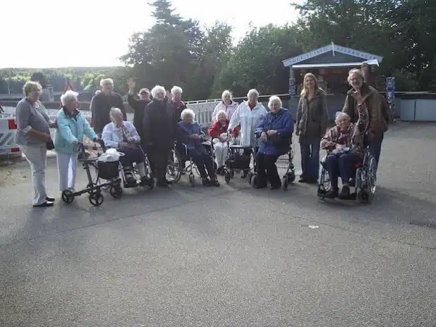 Zurück an Land: Die Bewohner des St. Elisabeth Wohn- und Pflegeheims waren auf dem Möhnessee an Bord gegangen - Foto: St. Elisabeth Wohn- und Pflegeheim Körbecke.