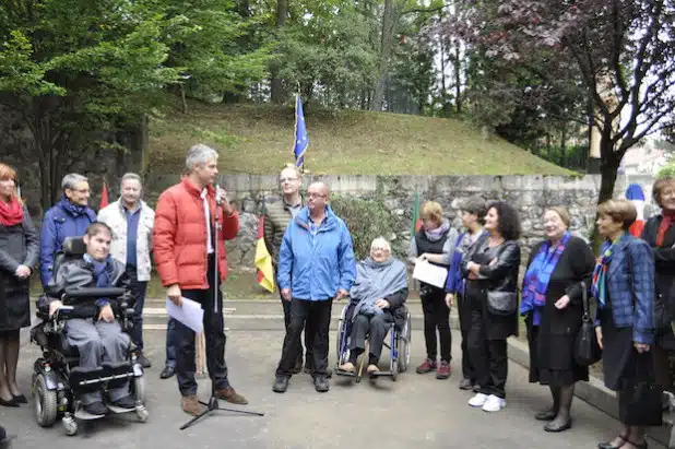 Bürgermeister Laurent Wauquiez heißt die Gäste aus Meschede und den anderen Partnerstädten Le Puys willkommen (Foto: Stadt Meschede).