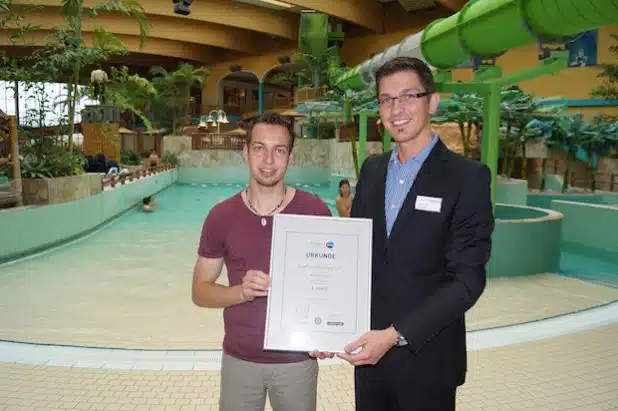 Für das AquaMagis-Team freuen sich: Tino Klein (Marketing) und Betriebsleiter Martin Roth (v.l.n.r.) - Foto: AquaMagis Plettenberg.