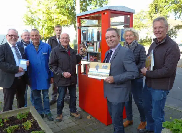 Das offene Bücherregal vor der Sparkasse an der Mastholter Straße in Lipperbruch wurde eingeweiht (Foto: Stadt Lippstadt).