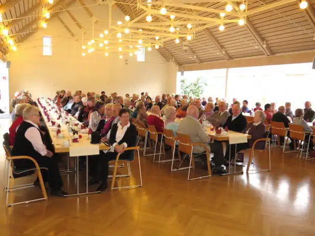 Unter dem Motto „Schule heute erleben“ findet am 23.10.2015 das achte Seniorenfrühstück in der Mensa des Schulzentrums in Burbach statt (Foto: Gemeinde Burbach).