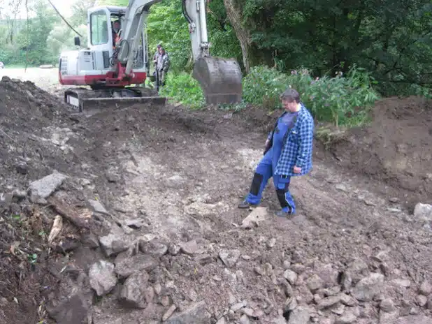 Seit Wochenbeginn rollen die Bagger in der Möhne-Aue. Der Kreis Soest und der Ruhrverband renaturieren gemeinsam einen Gewässerabschnitt am Zufluss der Möhnetalsperre (Foto: Ruhrverband).