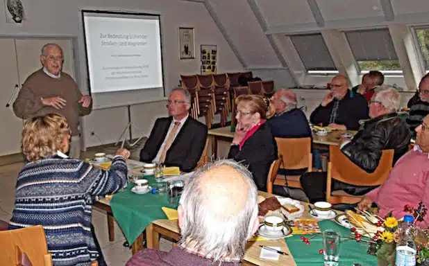 Professor Dr. Wilfried Stichmann erläuterte den Heimatpflegern sein Konzept über blühende Straßenböschungen und Wegeränder in der Gemeinde Möhnesee (Foto: Kreis Soest).