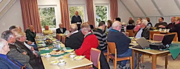 Der Vorsitzende des Arbeitskreises für Heimatpflege im Kirchspiel Mühlheim, Peter Marx, begrüßte die Heimatpflegerinnen und Heimatpfleger des Kreises Soest zu ihrer Herbsttagung (Foto: Kreis Soest).