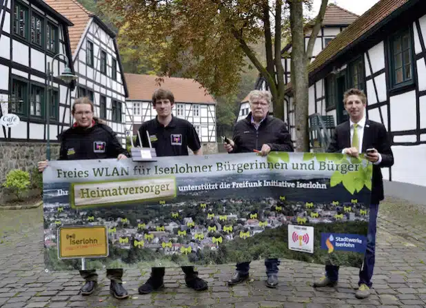 Die „Freifunker“ Thomas Pöhler und Julian Bogdanski, Museumsleiter Gerd Schäfer und Stadtwerke-Sprecher Mike Kowalski (v. l.) sorgten gemeinsam für freies WLAN in Barendorf (Foto: Stadt Iserlohn).