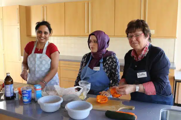 Bei der Zubereitung der leckeren Speisen arbeiten die Frauen aus unterschiedlichen Kulturkreisen Hand in Hand (Foto: Gemeinde Neunkirchen).