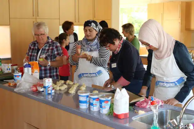 Die Freude am Backen und Kochen möchte die internationale Kochgruppe gern weitergeben. Aus diesem Grund wirkt sie an der Kinder & Jugend-Kulturwoche mit und lädt junge Hobbyköche und -köchinnen ab 8 Jahren zum Zubereiten türkischer Speisen ein (Foto: Gemeinde Neunkirchen).