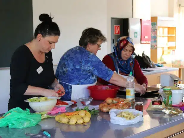 Die internationale Kochgruppe freut sich über neue Impulse: Wer gerne in netter Gesellschaft kocht, kann sich bei den Köchinnen melden (Foto: Gemeinde Neunkirchen).