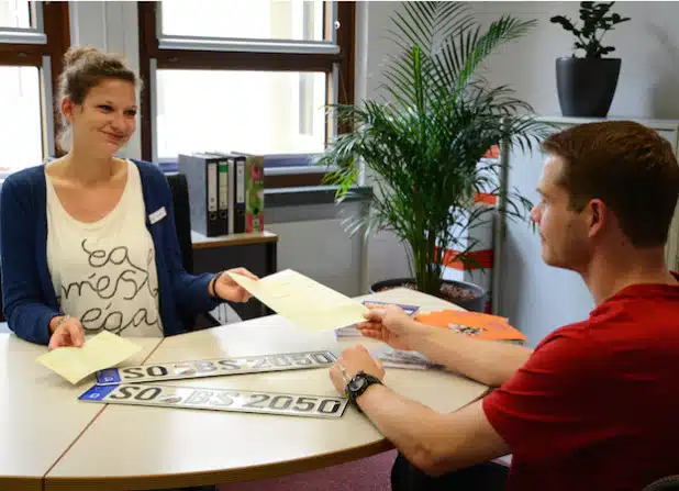 Eva Maria-Klute vom Bürgerservice im Gespräch mit einem Kunden (Symbolfoto: Judith Wedderwille/Pressestelle Kreis Soest).