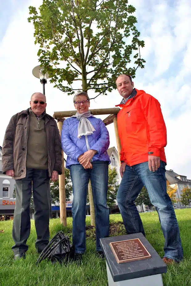 Die BIV Meschede hat der Stadt Meschede einen Ahornbaum gestiftet: Johann Wefelnberg und Rosi Spec von der BIV (v.li.) übergaben das Gehölz jetzt an Marc Böhm, Leiter des IBB (Foto: Stadt Meschede).