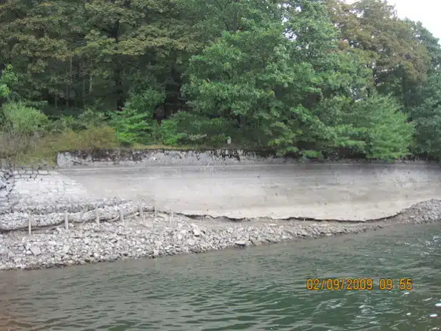 Vom Wasser aus sind die erodierten Füße der Stützmauern gut zu erkennen (Foto: Ruhrverband).