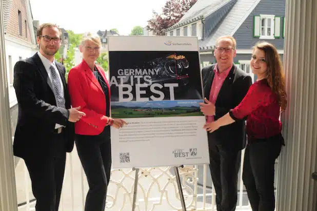 Hubertus Winterberg und Marie Ting (rechts) von der Südwestfalen Agentur sowie Jens Manke und Anja Kühlkamp (links) von NRW.INVEST einigten sich bereits im Frühsommer auf eine Fortsetzung der Kooperation, die mit dem Besuch der Delegation in China einen weiteren Meilenstein erhält (Foto: Südwestfalen Agentur).