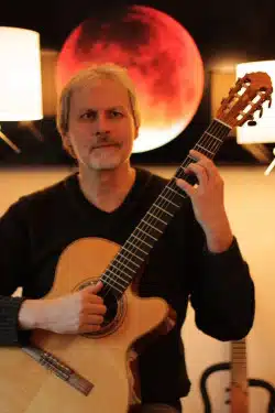 Eddie Nünning, Initiator und Produzent der „Songs for quiet Nights,“ an seinem bevorzugten Instrument, der Gitarre (Foto: Soundressort).
