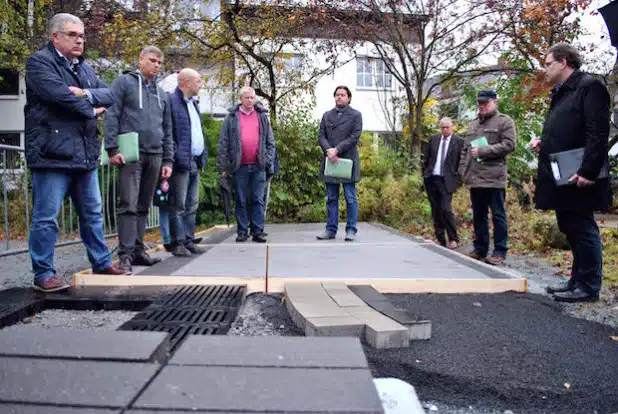 Anhand einer Musterfläche informierte sich jetzt die Olsberger Baukommission über mögliche Pflasterungen für die Olsberger Innenstadt (Foto: Stadt Olsberg).