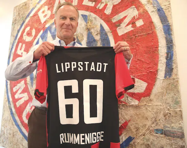 Weiterhin eng mit seiner Heimatstadt Lippstadt verbunden: Karl-Heinz Rummenigge mit "Geburtstagstrikot" vom SV Lippstadt 08 (Foto: FC Bayern München AG).