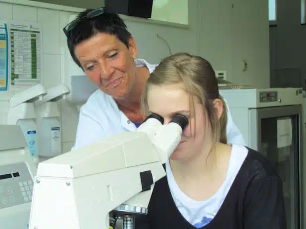 Alina Weyand "schnuppert" im vergangenen Jahr bei der HELIOS Klinik in Bad Berleburg, um sich über das Berufsfeld Naturwissenschaften und Labor zu informieren. Die Medizinisch-technische Laboratoriumsassistentin Meike Meister-Althaus beantwortete der Schülerin der Realschule Erndtebrück alle Fragen zur Tätigkeit in einem medizinischen Labor (Foto: Kreis Siegen-Wittgenstein/Archivfoto).