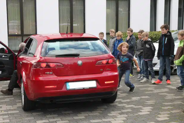 Das Foto zeigt die Jungen beim Rollenspiel mit dem Trainer Wolfgang Selter, der ihnen die Gefahren des Themas „Rund um’s Fahrzeug“ erklärt (Foto: Gemeinde Finnentrop).