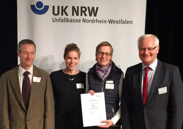 Ricarda Oberreuter (2.v.r.), Abteilungsleiterin Personal, nahm in Remscheid die Urkunde der Unfallkasse NRW entgegen. Mit ihr freuten sich (v.r.) Kreisdirektor Dirk Lönnecke sowie Frauke Weddeling (Betriebliches Gesundheitsmanagement) und Rüdiger Große (Arbeitsschutz) - Foto: Elmar Cordes/Kreis Soest.