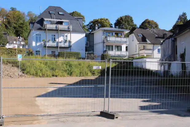 Die Hansestadt Attendorn hat einen neugeschaffenen Parkplatz an der Schemperstraße freigegeben. Bis Ende August 2016 können hier ab sofort bis zu 19 Pkws kostenfrei zwei Stunden lang parken (Foto: Hansestadt Attendorn).