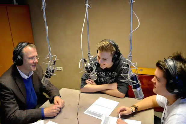 Schulleiter Werner Hücking stand den Schülern in der Jubiläumssendung Rede und Antwort - Foto: Katholische Hospitalgesellschaft Südwestfalen gGmbH.