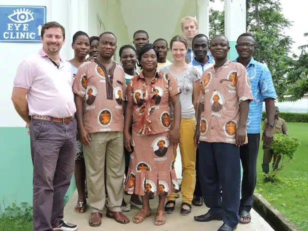 Gruppenfoto vom Team der Augenklinik in Ghana. Der Siegener Augenarzt Dr. Sebastian Briesen (links) schulte die deutschen Doktoren Elke und David Kupitz (Mitte) und optimierte OP-Abläufe. - Quelle: Diakonie in Südwestfalen gGmbH