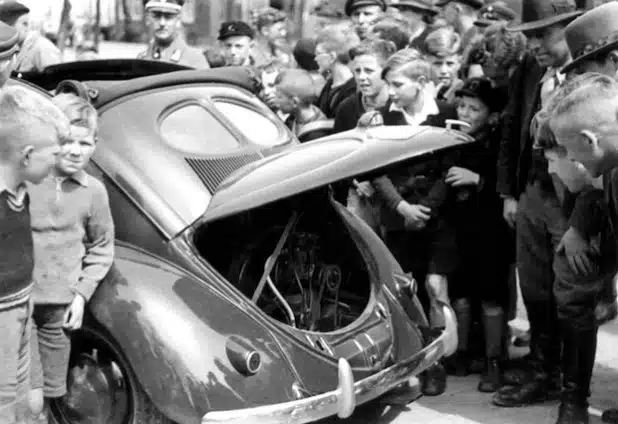 Automobilhistorische Spurensuche im Sauerland: Sogenannter "KDF"-Wagen 1939 auf Versuchsfahrt in Meschede (Quelle: Pressestelle Hochsauerlandkreis).