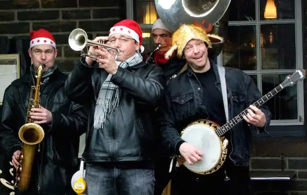 Die Marching-Band „Bäng Bäng“ sorgt am verkaufsoffenen Sonntag mit Dixie, Jazz, Rock und weihnachtlichen Klassikern für Stimmung - Foto: Lüdenscheider Stadtmarketing GmbH.