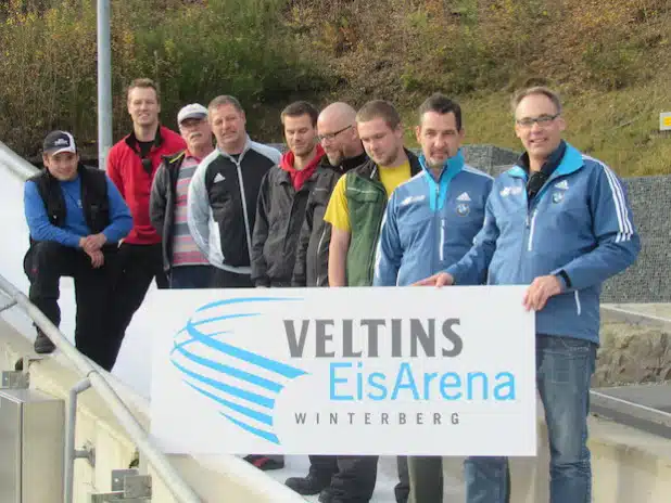 Auf dem Eis fühlen sie sich wohl: Rainer Nittel (2. v. r.) und die Bahnarbeiter mit Bahnmeister Stefan Knipschild (r.) - Quelle: Erholungs- und Sportzentrum Winterberg GmbH