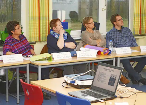 Die Schulen der Siegel-Region Kreis Soest/Hochsauerlandkreis tauschten sich über die Schwerpunkte ihrer Konzepte zur Studien- und Berufsorientierung aus. Die Teilnehmerinnen und Teilnehmer verfolgten interessiert die verschiedenen Präsentationen (Foto: Achim Schmacks/Kreis Soest).