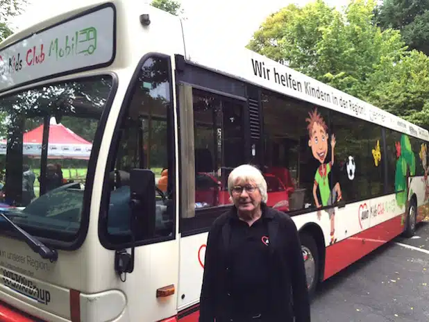 Das AWO Kids Club Mobil pendelt täglich  durch die Kreise Siegen-Wittgenstein und Olpe. Der mobile Kindergarten macht Halt an den verschiedenen Flüchtlingseinrichtungen. Im Bild AWO-Vorstandsvorsitzender Peter Eberlein (Foto: Pressestelle AWO Kreisverband Siegen-Wittgenstein/Olpe).