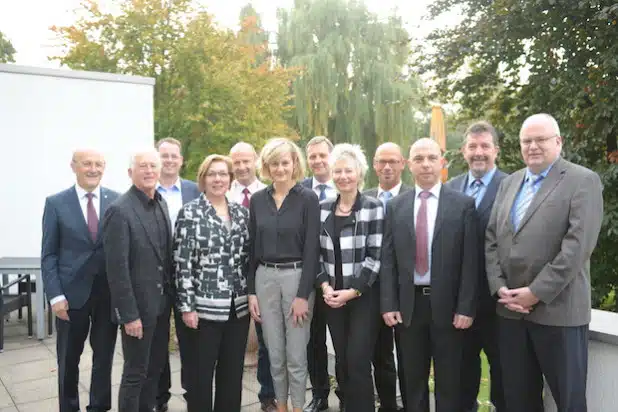 Für den Kreis Siegen-Wittgenstein nahm Arno Wied, persönlicher Referent des Landrates, am Kongress mit Familienministerin Christina Kampmann (6. v.l.) teil. Foto (Dariusz Misztal)