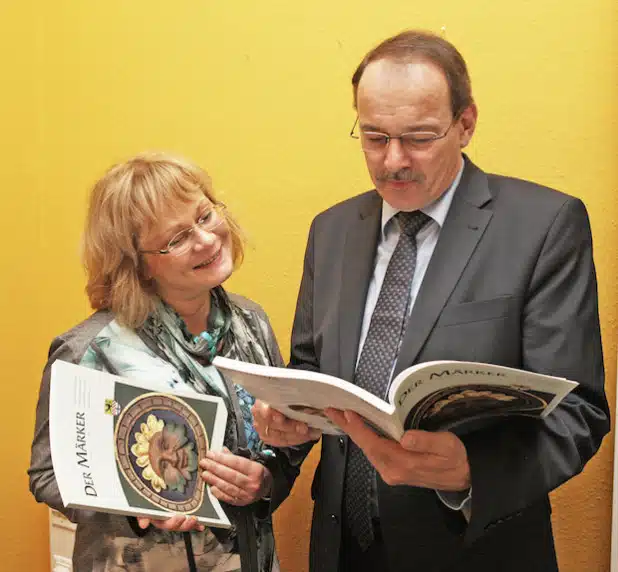 Landrat Thomas Gemke und Kreisarchivarin Dr. Christiane Todrowski stöbern im neuen "Märker" (Foto: Hendrik Klein/Märkischer Kreis).