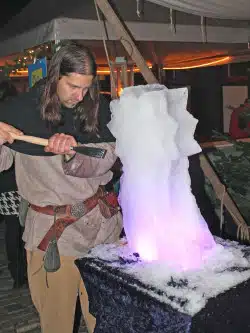 Auch ein Eiskünstler ist auf der Burg Altena mit von der Partie (Foto: Michelle Wolzenburg/Märkischer Kreis).