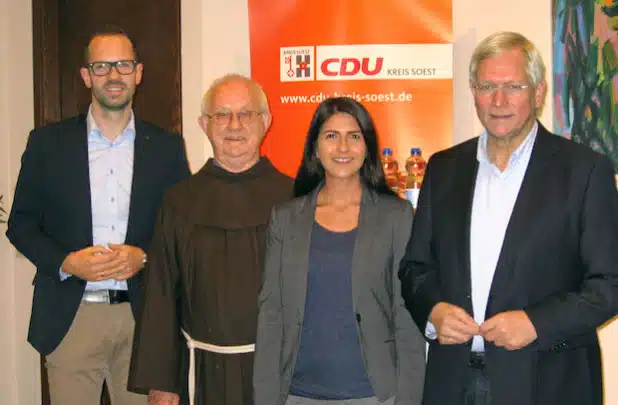 v.l.n.r.: Ansgar Mertens, Pater Reinhard, Serap Güler MdL und Eckhard Uhlenberg MdL. - Quelle: CDU im Kreis Soest