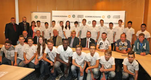 19 Jungen und vier Mädchen erhielten im Lüdenscheider Kreishaus ihrer Urkunden und sind jetzt DFB-Junior-Coach (Foto: Hendrik Klein/Märkischer Kreis).