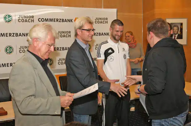 Volker Antczak, Schulrat Winfried Becker und Thomas Synowczik (von links) überreichten die Urkunden (Foto: Hendrik Klein/Märkischer Kreis).