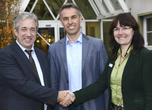 KI-Leiterin Galina Nedelcheva (r.) freut sich über die Unterstützung des externen Beraters Bertram Abel (l.), der auch von Abteilungsleiter Dieter Hesse begrüßt wurde (Foto: Thomas Weinstock/Kreis Soest).