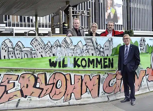 Von rechts: Bürgermeister Dr. Peter Paul Ahrens, Autor Dr. Walter Wehner und Christiane Antons vom Westfälischen Literaturbüro in Unna begrüßten den Autor Rainer Wittkamp in Iserlohn (Foto: Stadt Iserlohn).