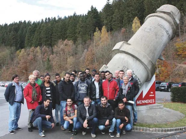 Begleitet von den Familien Kohlhase und Müller aus der Gemeinde Kirchhundem, besuchten am 3. November 40 Asylsuchende aus Syrien, Afghanistan, dem Irak, Eritrea sowie Ghana auf Einladung von Dieter Mennekes das Unternehmen Mennekes Elektrotechnik in Kirchhundem (Foto: MENNEKES Elektrotechnik GmbH & Co. KG).