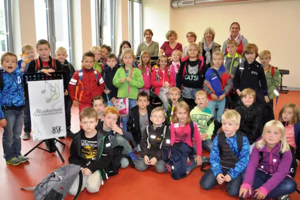 Die Kulturstrolche der Luziaschule Berge gingen in der Musikschule Hochsauerlandkreis auf Entdeckungstour (Foto: Stadt Meschede).