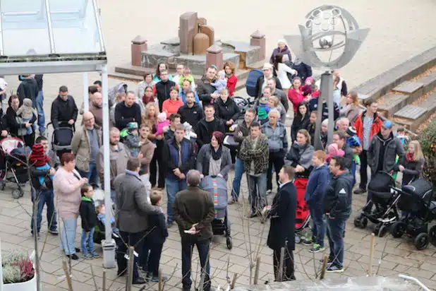 Der alte Brauch, zur Geburt des Kindes ein Bäumchen zu pflanzen, wird in Neunkirchen seit einigen Jahren wieder gepflegt. Viele Eltern und Großeltern kamen mit den jungen „Neubürgern“, um deren ganz persönliches Bäumchen abzuholen (Foto: Gemeinde Neunkirchen).