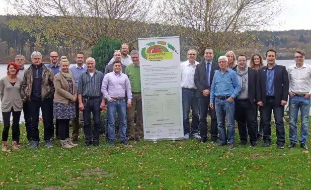 Die Teilnehmer am vierten Workshop von Ökoprofit Kreis Soest auf der hauseigenen Strandwiese des Hotels „Strandhof Möhnesee“ in Wamel. An der ersten Projektrunde nehmen zwölf Unternehmen teil (Foto: Frank Hockelmann/Kreis Soest).