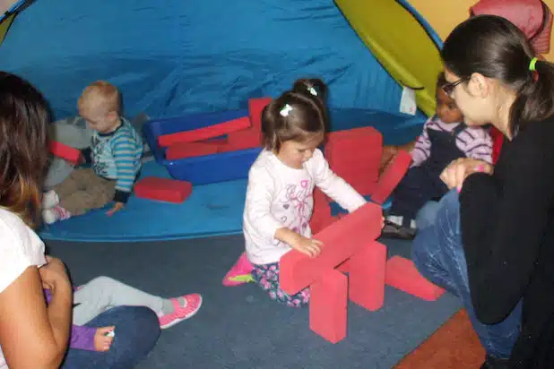 Kennenlernen und Dialog - und ebenso Spaß und Spiel: Das Babycafé im Städtischen Familienzentrum Olsberg. Interessierte Eltern haben jetzt die Möglichkeit, sich für die nächsten Veranstaltungen anzumelden (Foto: Städtisches Familienzentrum Olsberg).