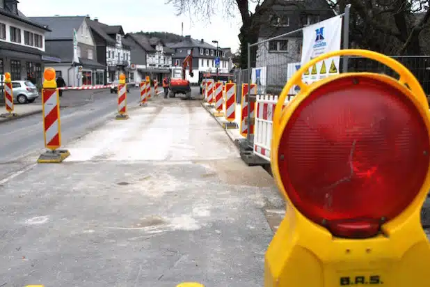 Die Arbeiten an der Olsberger Ruhrbrücke sind beendet - jedenfalls für dieses Jahr: Ab Freitag ist sie wieder zweispurig befahrbar (Foto: Stadt Olsberg).