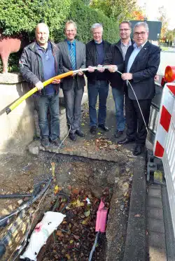 Schnelles Internet für Gevelinghausen (v.re.): Bürgermeister Wolfgang Fischer, Ortsvorsteher Michael Becker, Ferdi Grosche (Stadt Olsberg), Reinhard Rohleder (Deutsche Telekom) und Ratsmitglied Burkhard Stehling (Foto: Stadt Olsberg).