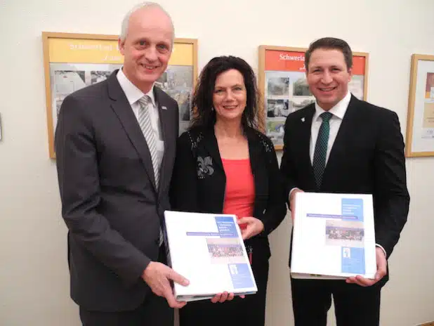 Burbachs Bürgermeister Christoph Ewers, Mechthild Ermert-Heinz, Leiterin der Gemeinschaftsschule in Burbach und Neunkirchens Bürgermeister Bernhard Baumann stellten jetzt das Konzept der Gemeinschaftsschule Burbach-Neunkirchen vor (Foto: Gemeinde Neunkirchen).