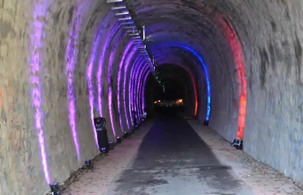 Fahrrad-Tunnel in Drolshagen - Äußerst bunt kam der Tunnel bei seiner Wiedereröffnung 2012 daher - Foto: Sven Oliver Rüsche