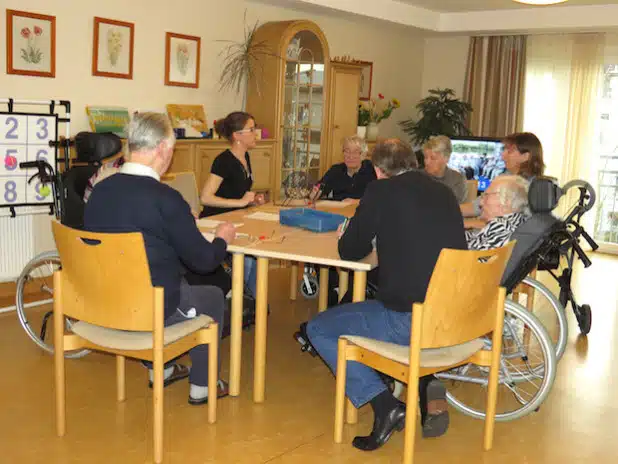 Zum zehnjährigen Bestehen des Seniorenpflegeheims Hülsemann Haus in Hohenlimburg wurde bei einem Bingospiel, einer Fußpflege und vielen weiteren Aktionen ausgiebig gefeiert (Foto: Diakonie in Südwestfalen gGmbH).