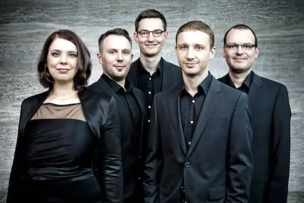 Das Calmusensemble v.l.n.r.: Anja Pöche, Sopran; Tobias Pöche, Tenor; Manuel Helmeke, Bass; Ludwig Böhme, Bariton; Sebastian Krause, Countertenor (Foto: Bertram Bölkow).